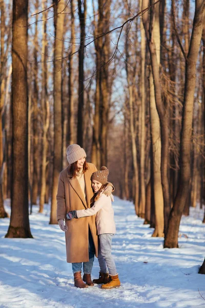 Matka Córka Kapeluszach Przytulają Się Zimowym Lesie Śnieżnym Twarzą Kamery — Zdjęcie stockowe