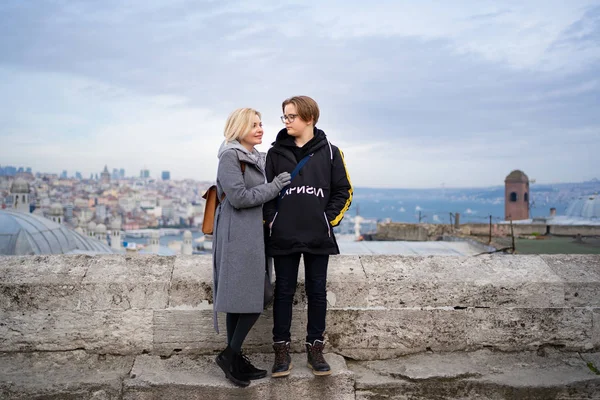 Mother, teenage son stands against roofs Istanbul — Φωτογραφία Αρχείου