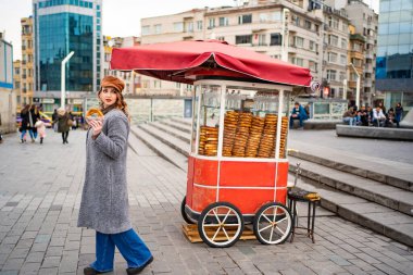 İstanbul 'da sokakta elinde çörekle gezen kız.