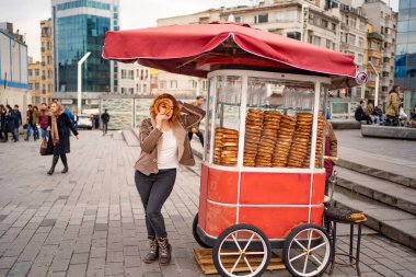 İstanbul 'da sokakta elinde çörekle gezen kız.