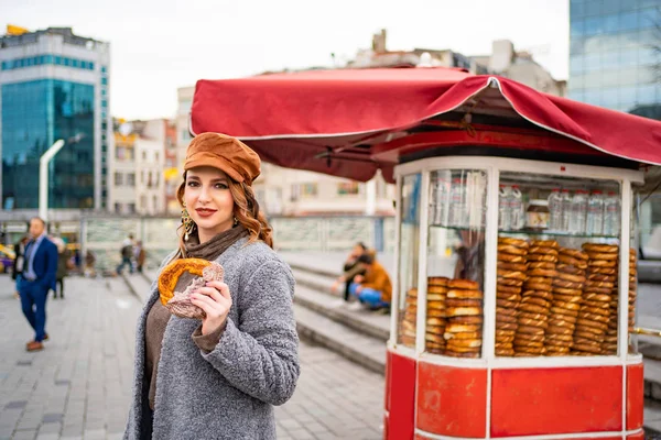 Το κορίτσι με το ντόνατ στο δρόμο στην Κωνσταντινούπολη — Φωτογραφία Αρχείου