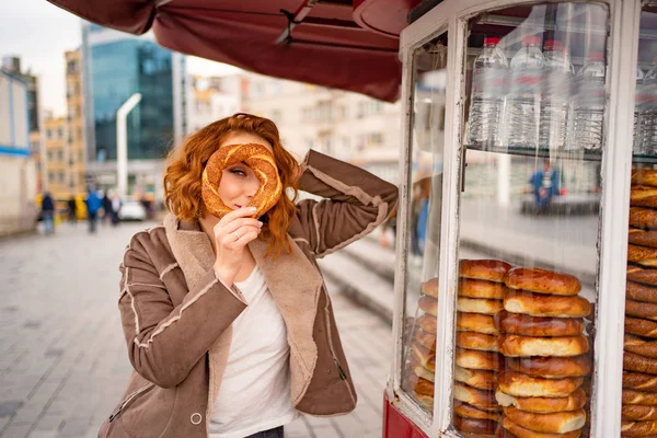 Το κορίτσι με το ντόνατ στο δρόμο στην Κωνσταντινούπολη — Φωτογραφία Αρχείου