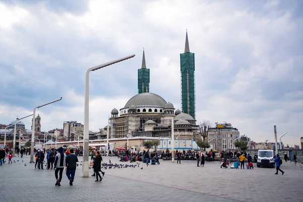 Praça Taksim em Istambul e pombas — Fotografia de Stock