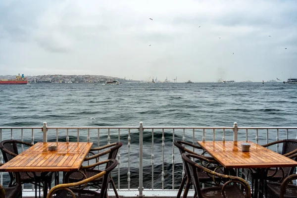 Duas mesas em um café ao ar livre à beira-mar — Fotografia de Stock