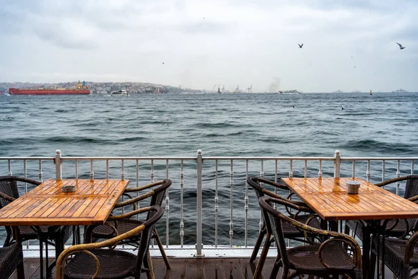 Deux tables dans un café extérieur en bord de mer — Photo