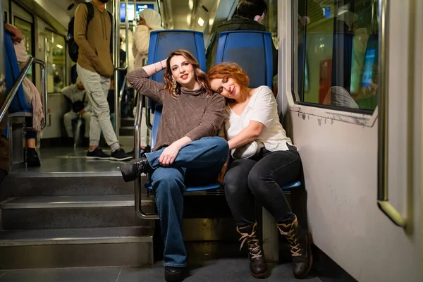 Duas amigas vão no metrô ou no funicular — Fotografia de Stock