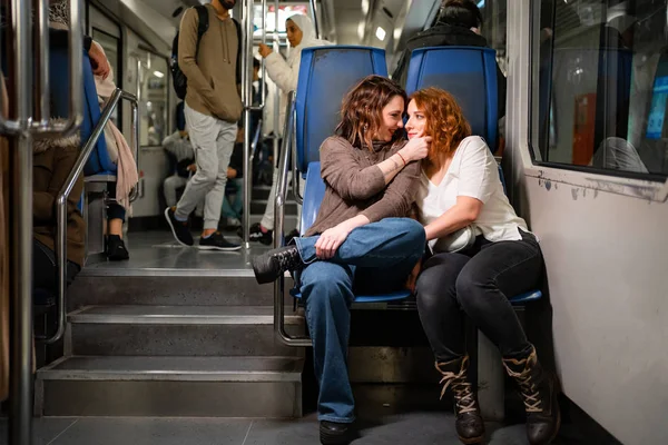 Δύο φίλες πάνε στο μετρό ή στο τελεφερίκ. — Φωτογραφία Αρχείου