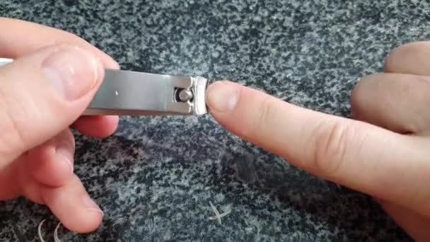 Cutting nails on a man's hand with nail tongs — Stok video