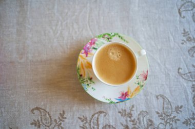 Sütlü kahve. Güzel bir fincan. Üstü açık.