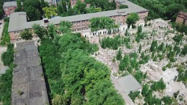 Flying over ruins of abandoned plant, buildings — ストック動画