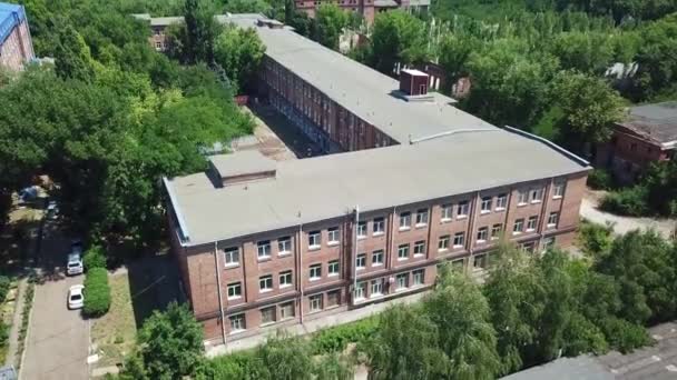 Flying over house with blue roof and green trees — Stock Video