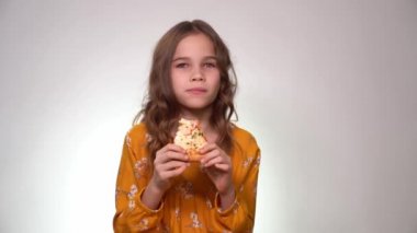 Pizzayı ısıran ve yiyen genç kız.
