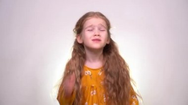 Kızın kulağı ağrıyor, kulağını elle tut.