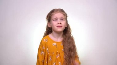 Diş ağrısı, ağlayan uzun saçlı küçük kız..