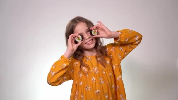 Teen girl makes rolls eyes like glasses. — Stock video