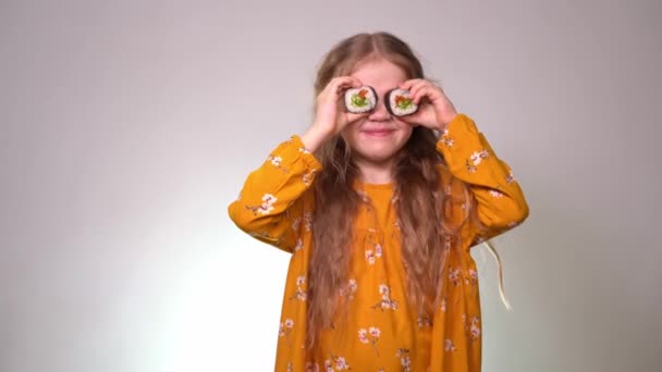 Girl holding rolls have a face like binoculars. — Αρχείο Βίντεο