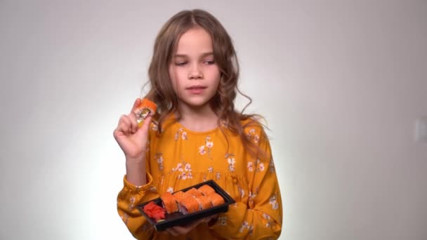 Teenager girl holding roll, sushi and sneezes. — Αρχείο Βίντεο