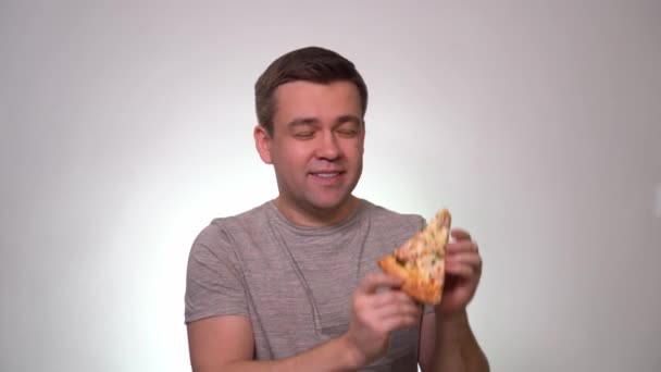 Чоловік піднімає і опускає шматочок піци . — стокове відео