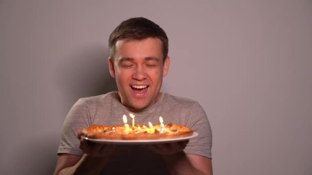 Чоловік з піцою і свічками на день народження — стокове відео