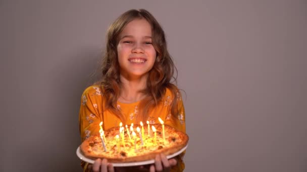 Pizza con velas para cumpleañera a un adolescente — Vídeos de Stock