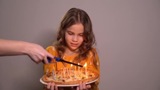 Enciende velas en la pizza. cumpleaños de una niña . — Vídeos de Stock