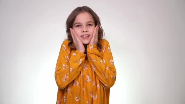 Adolescente chica sorprendida, con ambas manos sosteniendo mejillas — Vídeos de Stock