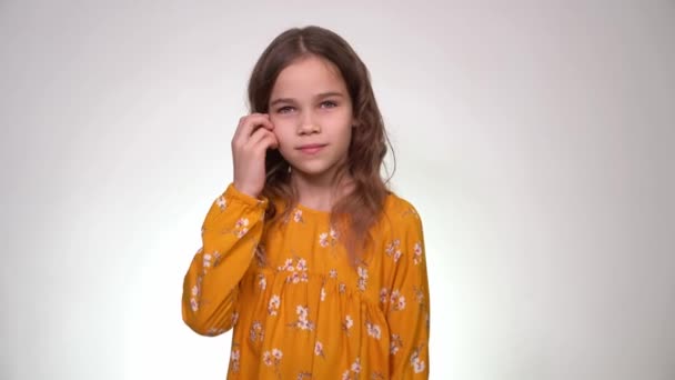 Menina adolescente remove o cabelo com a mão atrás das orelhas — Vídeo de Stock