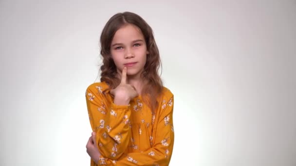 Teenage holds the finger at a face girl and thinks — Stock video