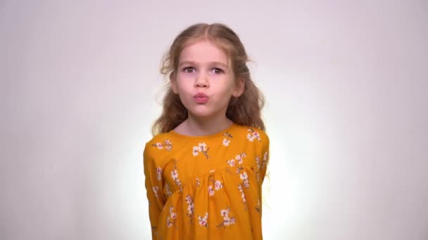 Kiss little girl blonde in a yellow dress — Stok video