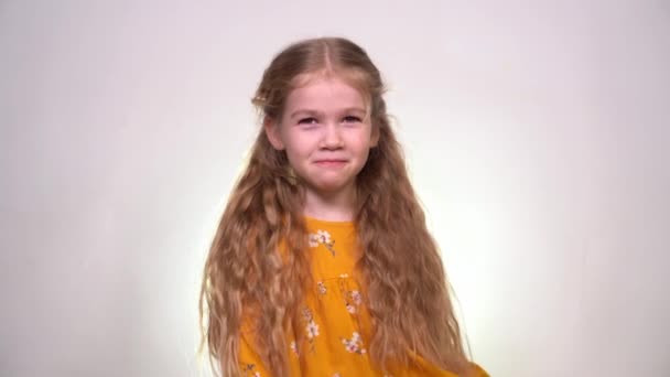 Skacze i raduje się w dziewczynie w pomarańczowej sukience — Wideo stockowe