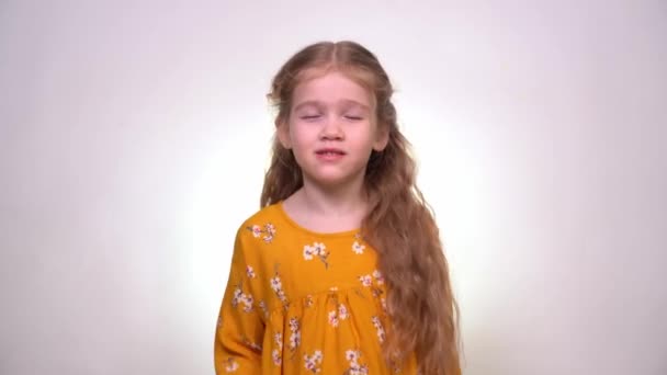 Toothache a little girl with long blonde hair — ストック動画