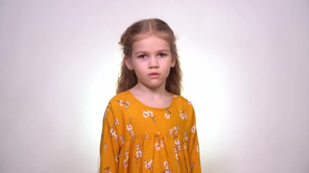 Знак спокойнее пальцы показывает красивую маленькую девочку — стоковое видео