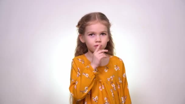 Sign quieter fingers shows the little girl blonde — Stock video