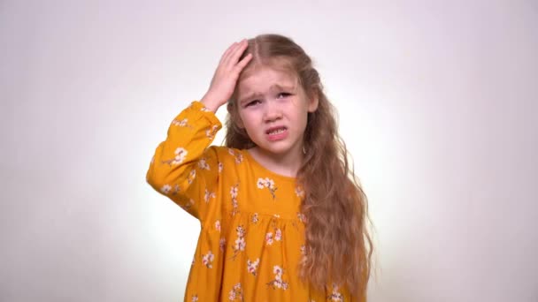 Головний біль маленька дівчинка з світлим волоссям, плаче — стокове відео
