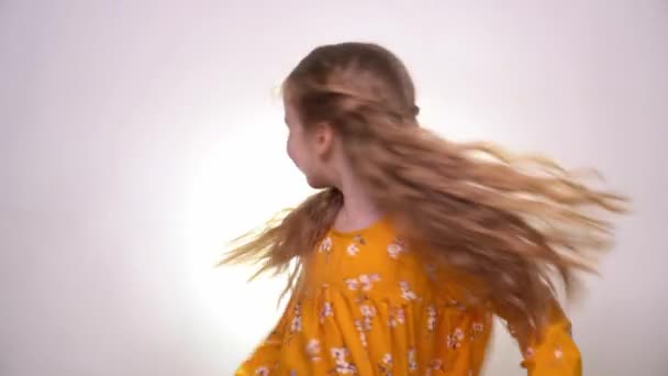 Testa gira, lunghi capelli biondi ricci ragazza bionda — Video Stock