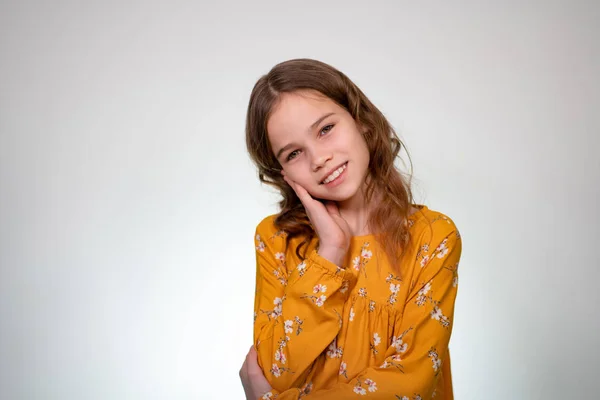 Uma adolescente com luz cabelos encaracolados sorrisos — Fotografia de Stock