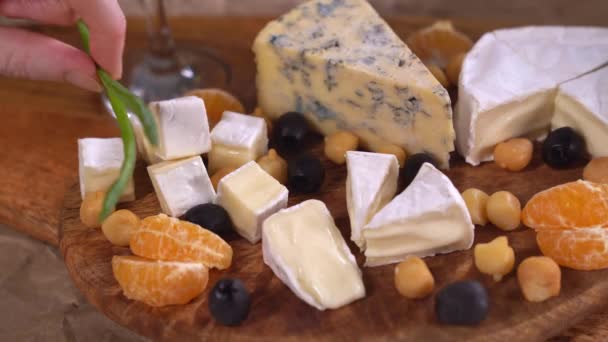 Serving. Put greens on a Board with cheese. — Stockvideo