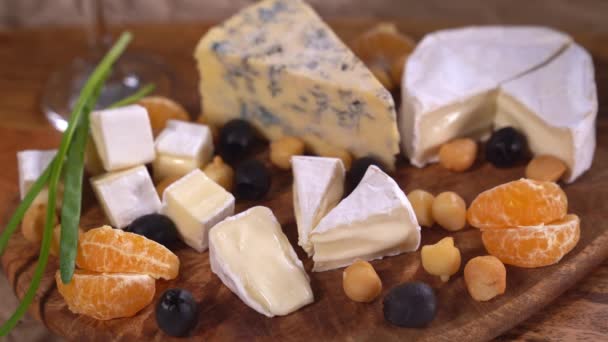 Sirviendo. eliminar las cebollas verdes con queso a bordo . — Vídeos de Stock