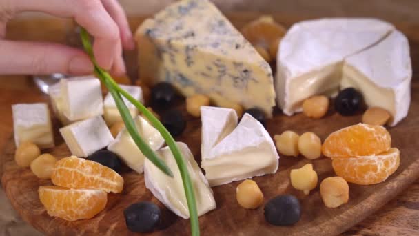 Serving. Put greens on a Board with cheese. — Stockvideo