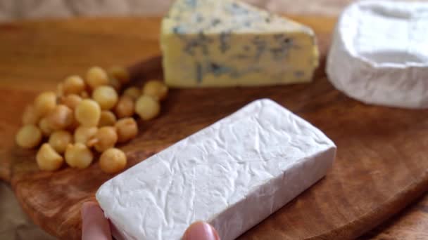 Em madeira Tabuleiro brie queijo cortado com uma faca — Vídeo de Stock
