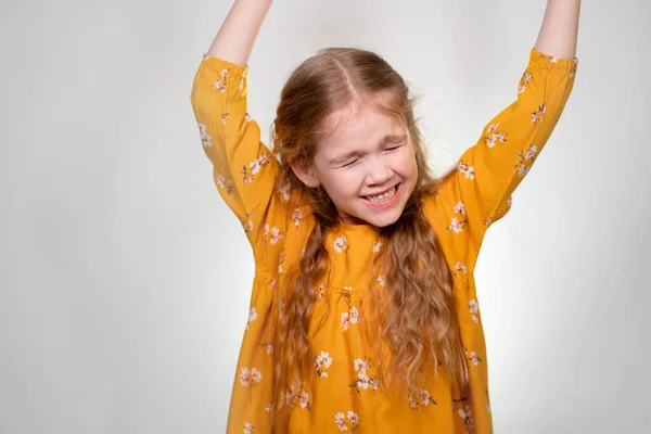La niña es feliz y agitando sus brazos —  Fotos de Stock