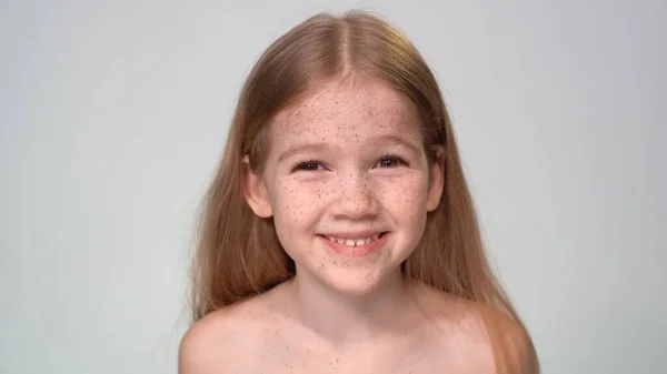 Sorridente bambina con i capelli biondi, lentiggini è — Foto Stock
