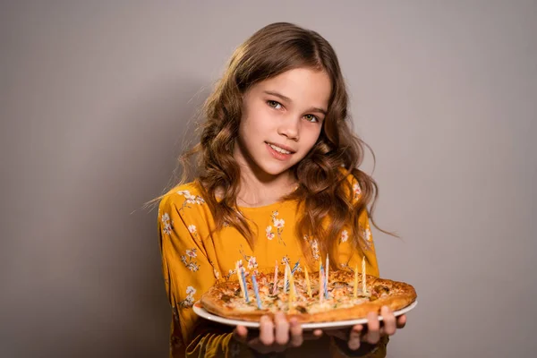 Menina adolescente segurando pizza com velas não queimar — Fotografia de Stock