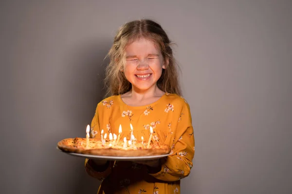 Meisje met pizza kaarsen, lachen, ogen dicht — Stockfoto