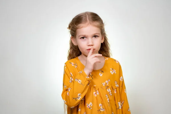 Sign quieter fingers shows beautiful little girl — 图库照片