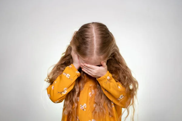 Dolor de cabeza niña con el pelo rubio, vestido amarillo — Foto de Stock