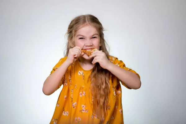 The little girl eating the pizza and laughing. — Stockfoto