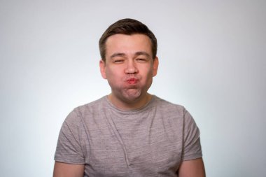 Ağzına kadar yemek dolu bir adam..