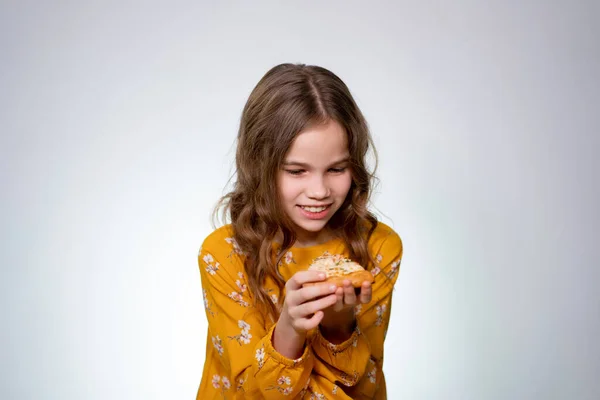 Menina adolescente Segurando uma fatia de pizza olha para baixo — Fotografia de Stock