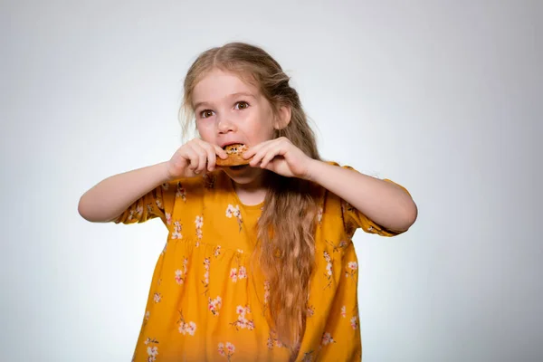 The little girl eating the pizza and laughing. — Stockfoto